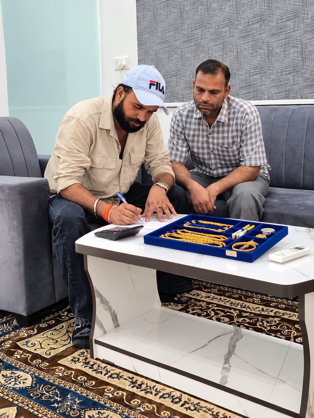 IGT specialist explaining the gold valuation calculation to a customer